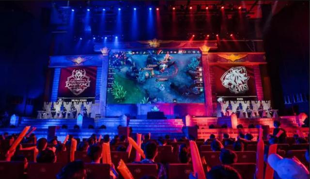 点出现在C 点出现在C